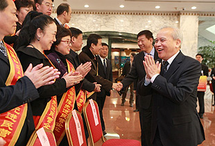 綠之韻集團(tuán)被全國(guó)工商聯(lián)、人力資源社會(huì)保障部、全國(guó)總工會(huì)聯(lián)合授予“全國(guó)就業(yè)與社會(huì)保障先進(jìn)民營(yíng)企業(yè)”稱號(hào)