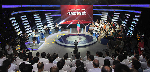 長沙市優(yōu)秀人大代表胡國安受邀參加中共湖南省委黨的群眾路線教育實(shí)踐活動(dòng)專題電視節(jié)目《經(jīng)視問政》