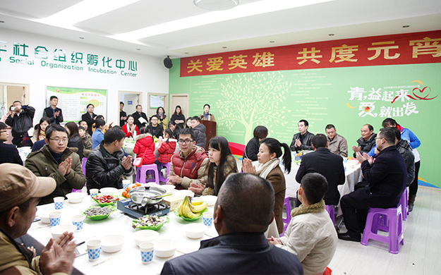 綠之韻集團(tuán)黨委書記劉云率黨團(tuán)成員與“身邊見義勇為的英雄”共度元宵