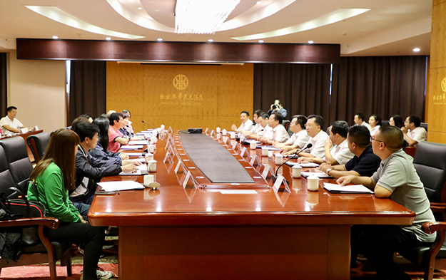 胡國(guó)安董事長(zhǎng)陪同香港金利豐金融集團(tuán)主席朱沃裕、總裁朱李月華（朱太）考察張家界