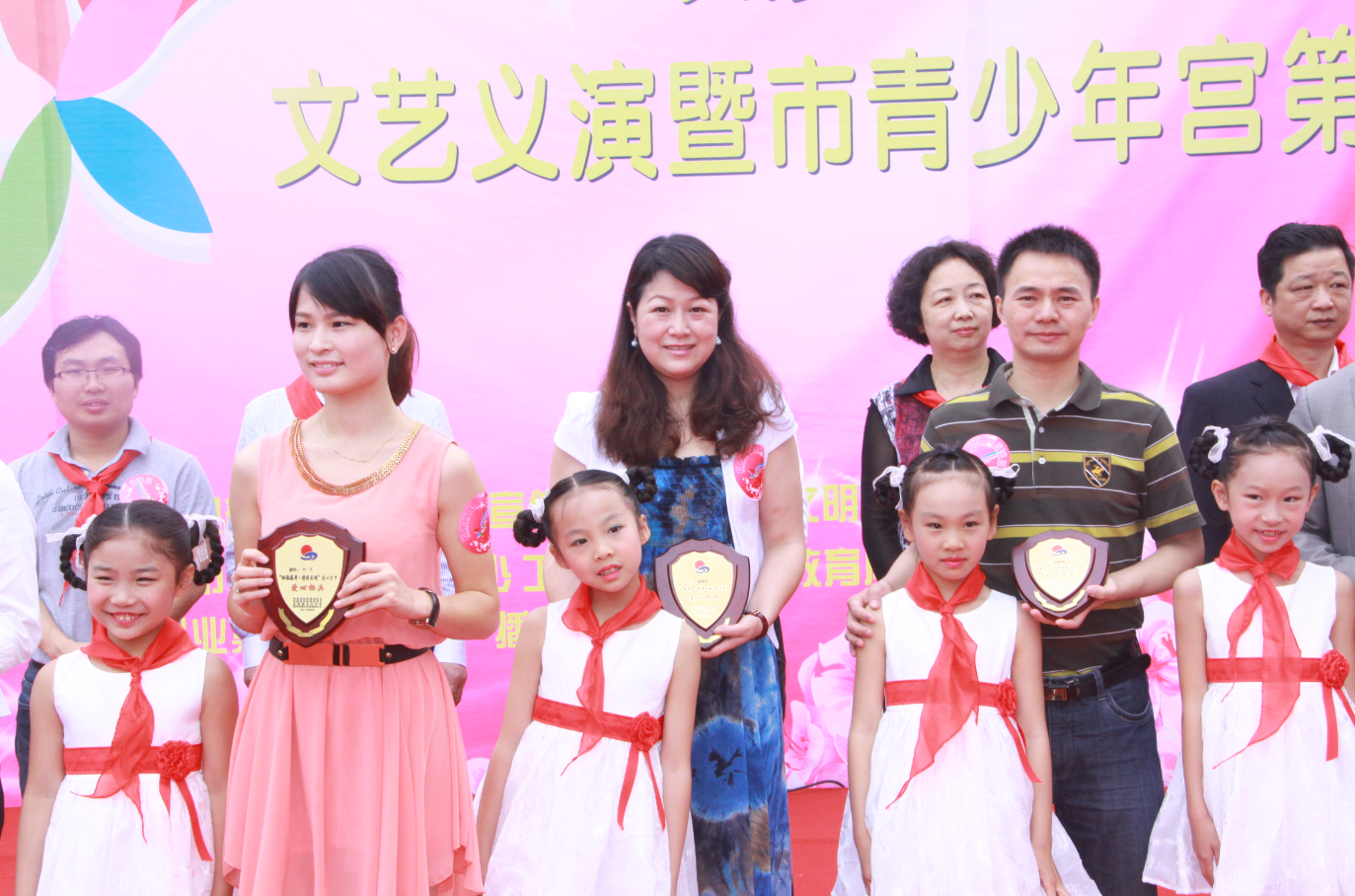 第三屆“杜鵑花開?情滿星城”召開，綠之韻集團(tuán)捐資十萬定向幫扶孤苦、留守兒童