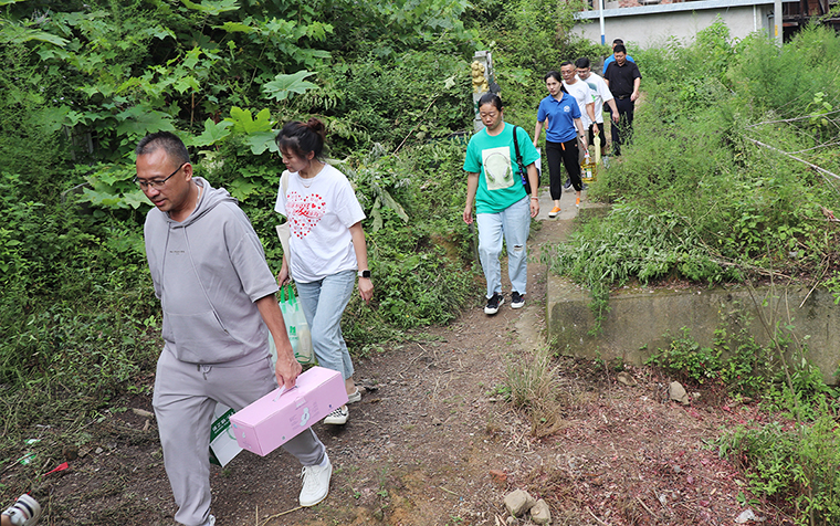 用愛成就未來丨綠之韻公益基金會攜手湖南省慈善總會“愛心改變命運”第三站走進新化