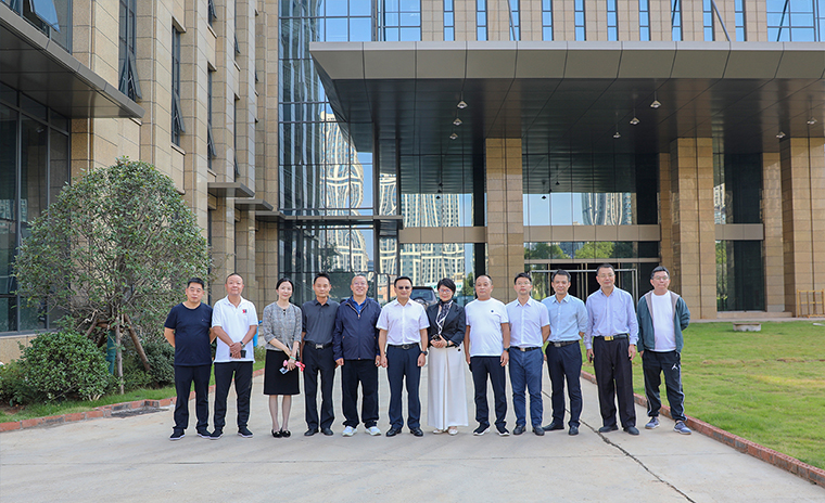 中共長(zhǎng)沙市雨花區(qū)委常委、紀(jì)委書(shū)記鐘孝明一行蒞臨綠之韻中心調(diào)研指導(dǎo)