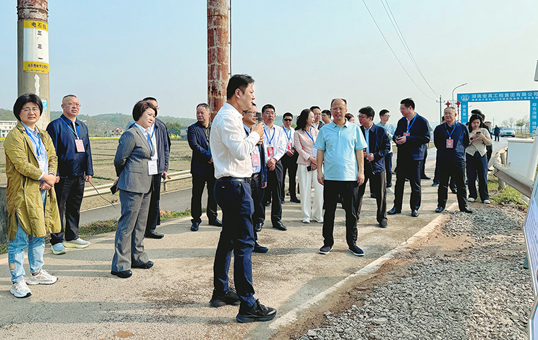 羅纘吉率市人大常委會組成人員集中視察全市 “一江六河”堤防建設情況 胡國安代表應邀參加