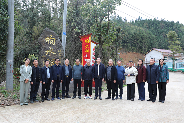 益陽市人大常委會(huì)副主任石錄明一行蒞臨“綠韻書屋”參觀調(diào)研