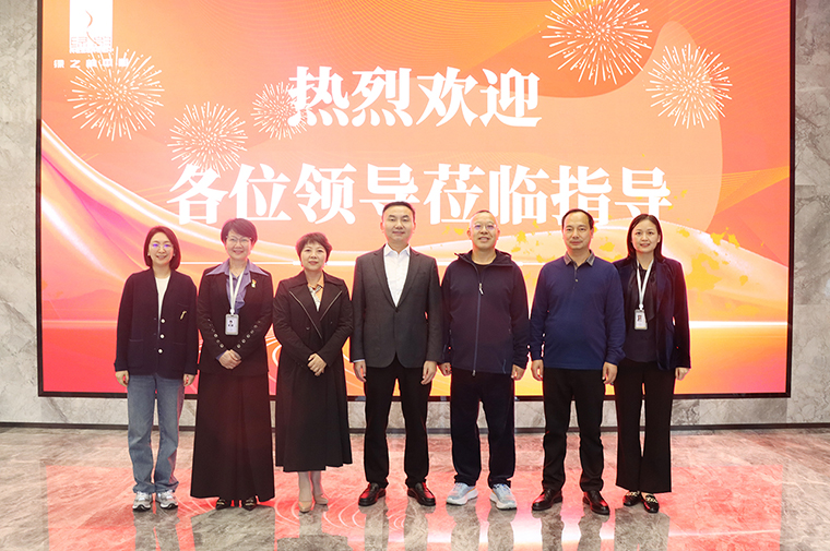 中共長沙市委社會(huì)工作部部長喻中文一行蒞臨綠之韻中心調(diào)研黨建工作